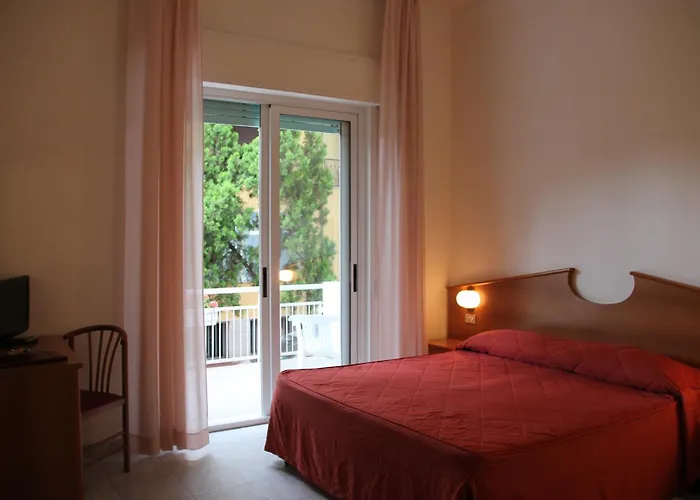 赫利奥斯酒店 3* 迪亚诺马里纳