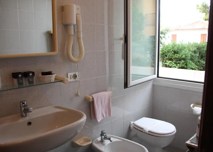 赫利奥斯酒店 迪亚诺马里纳